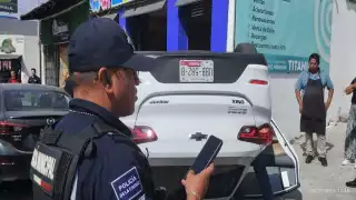 Un conductor quedó prensado tras una volcadura en la 31 Poniente hoy 2 de noviembre de 2025.