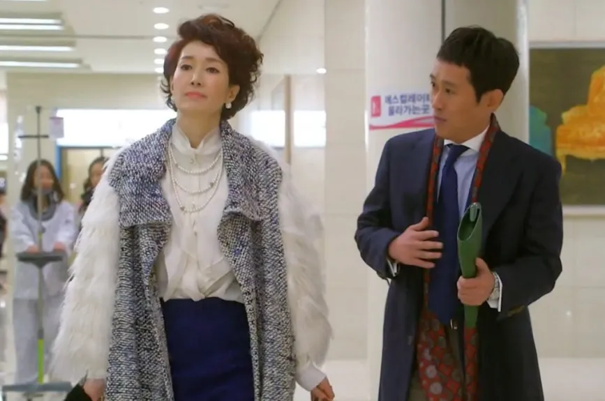 El pasado y el presente se entretejen: la forma en que Min-joon salvó a Yi-hwa parece resonar cada vez que Song-yi tropieza en su mundo moderno, como si ella fuera el reflejo del pasado que lo toca nuevamente.