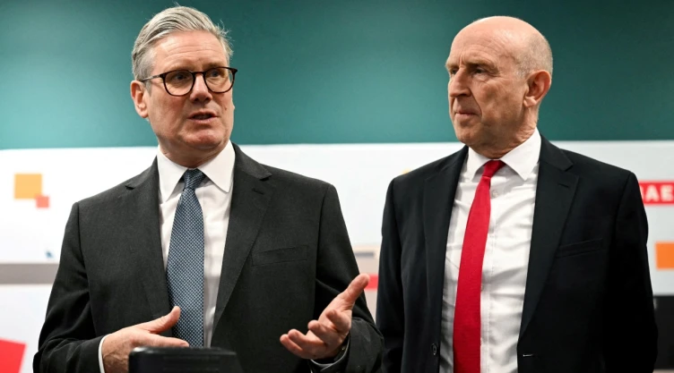Renuncia el ministro de defensa británico