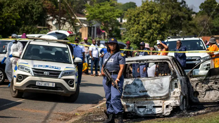 Policías cerca de un lugar donde se produjo un tiroteo en Durban, Sudáfrica.