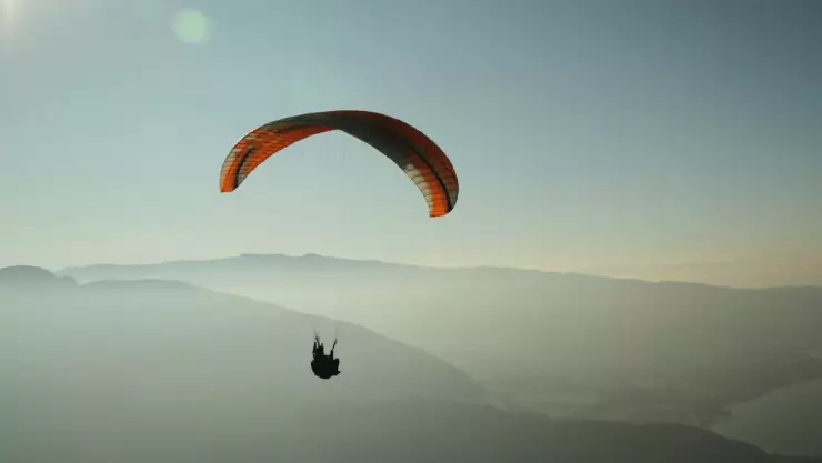 Muere al caer de paracaidas.