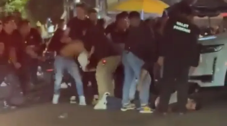 CDMX: Captan golpiza a jóvenes afuera de Bar Bunny en avenida Acoxpa