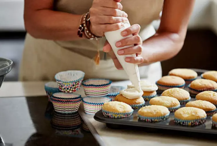 Cynthia Perkins maestra daba a sus alumnos cupcakes con semen de su esposo.png