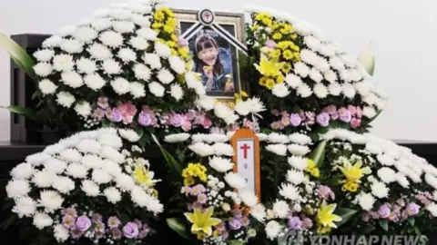 Maestra apuñala a una niña