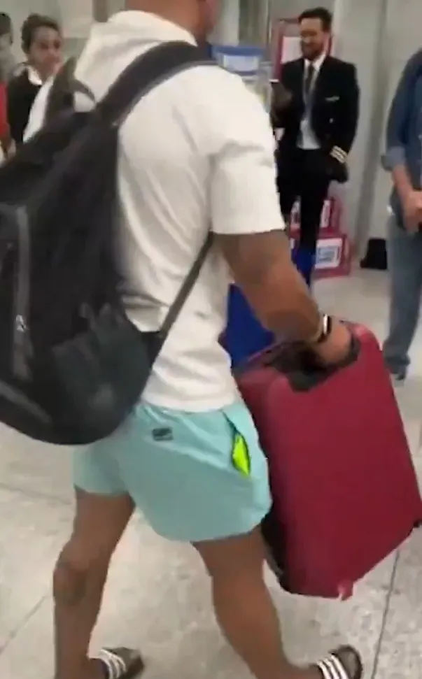 joven-de-málaga-rompe-ruedas-maleta-para-no-documentar-ahorrar-mil-200-pesos-video