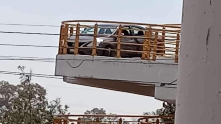 Auto atorado en puente peatonal de Irapuato