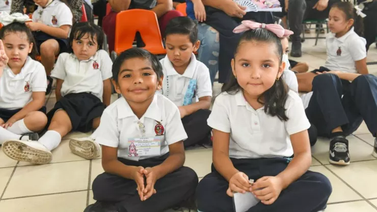 Niños en clases en escuela de Sinaloa