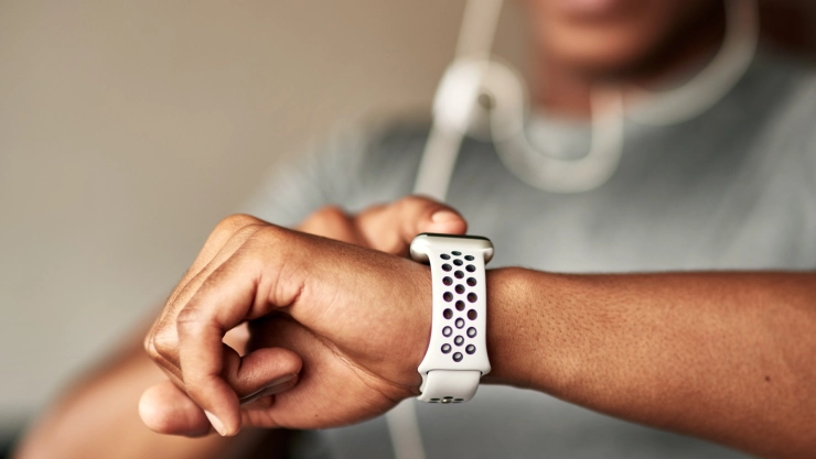 Hombre mira la hora en su reloj de pulsera
