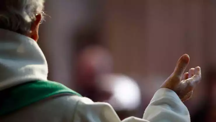Iglesia Católica de Francia abusó de 216 mil menores de edad