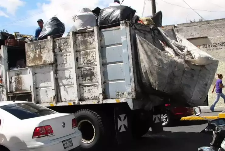 Niña de 4 años cae de camión de basura y muere atropellada por su papá