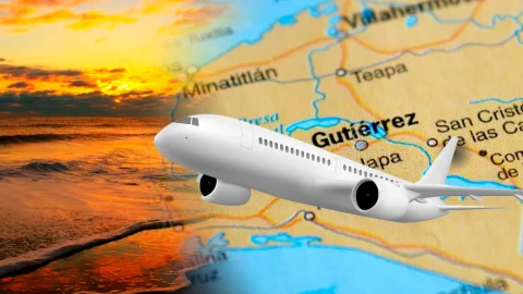 Mapa de de Chiapas y un avión volando a la playa