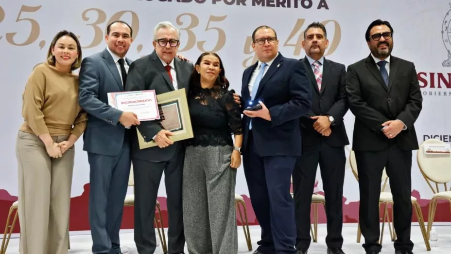 Gobernador Rubén Rocha Moya entrega reconocimientos a trabajadores del estado. .jpg