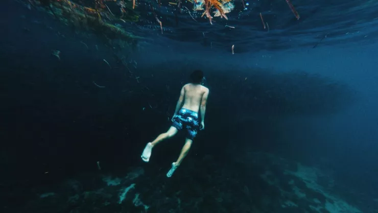 Drama en playas de Australia: amigo se lanza al agua para salvar a joven atacado por tiburón