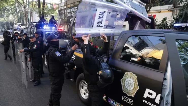 Polic&iacute;as cdmx con sus patrullas