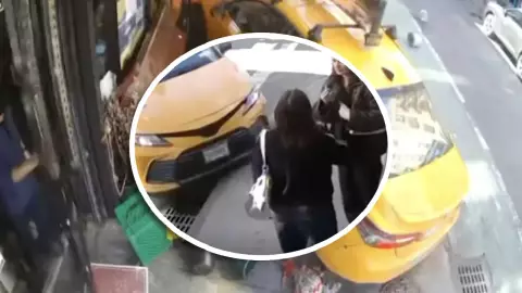 Captan momento exacto en que taxi embiste a dos mujeres en plena calle