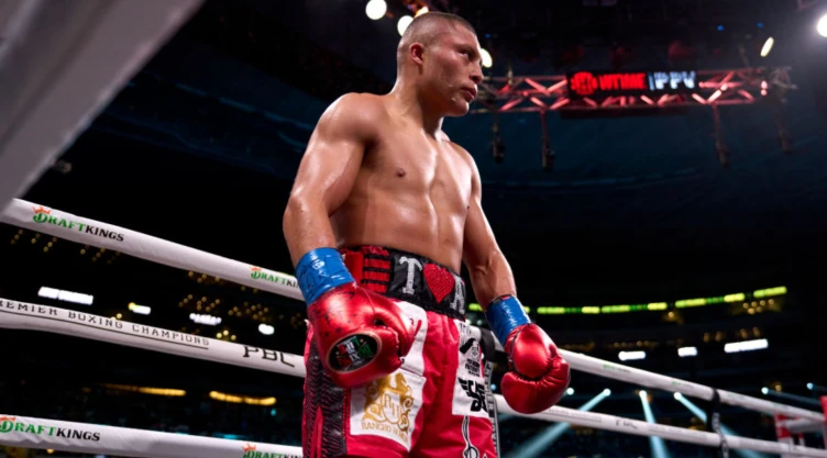 Pitbull Cruz sobre el ring en una pelea de box