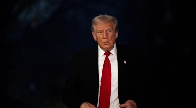 Donald Trump de traje con una corbata roja