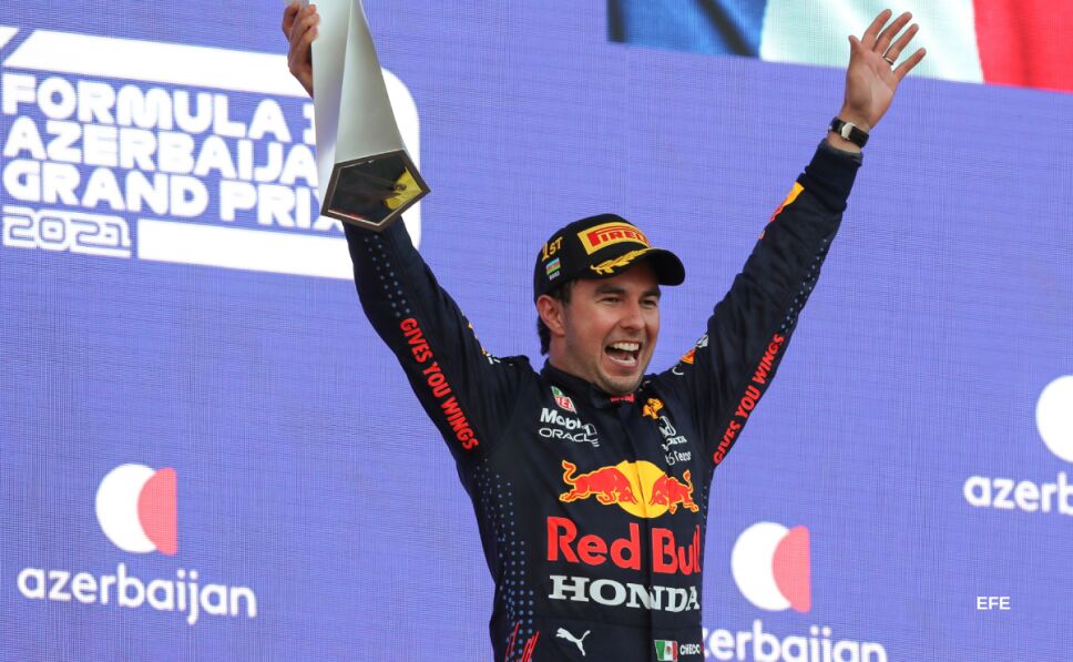 Checo Pérez celebra su triunfo en el GP de Azebaiyán