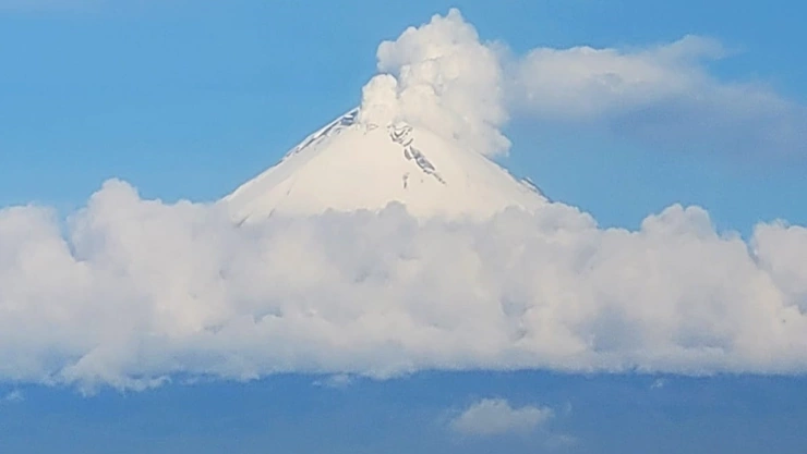 Luego de las lluvias, volcán Popocatépetl hoy 3 de julio de 2024 amanece NEVADO