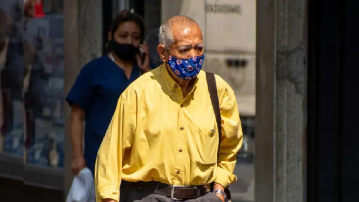 Señor con cubrebocas plk