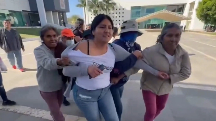 alcaldesa-san-agustin-amatengo-es-sacada-del-congreso-oaxaca-y-secuestrada-por-pobladore-fue-rescata