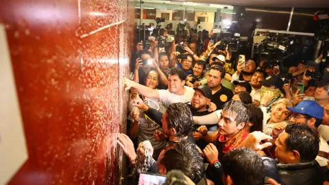 VIDEO El momento exacto en que manifestantes ingresaron al Pleno del Senado hoy 10 de septiembre