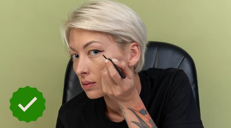 /estilo-de-vida/eyeliner-stamp-mirada-simétrica-50-años