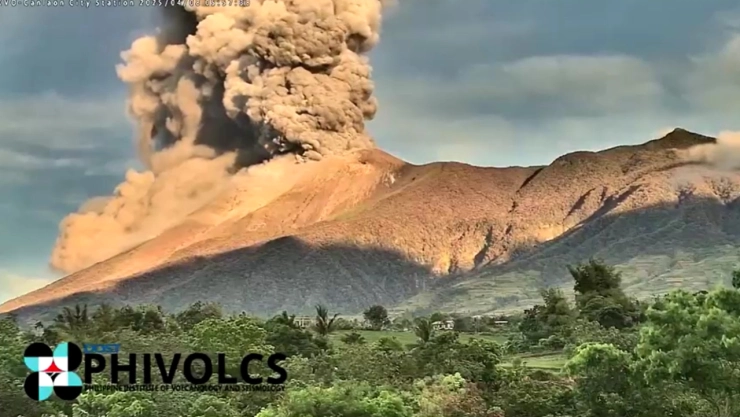 Autoridades reportan poderosa erupción del Kanlaon en Filipinas. Autoridades vigilan de cerca la zona por riesgo de nuevas explosiones.