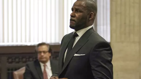 El cantante R. Kelly en la audiencia judicial en Chicago el 22 de marzo del 2019. Imagen, AP