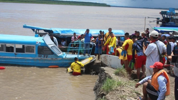 Embarcaciones hundidas en Perú por un deslizamiento de tierra en el Amazonas.jpg