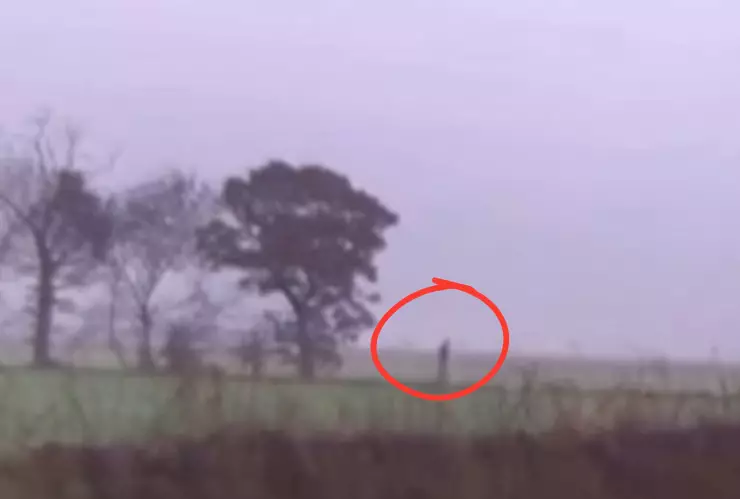 Slender Man en video grabado por niño en bicicleta.png