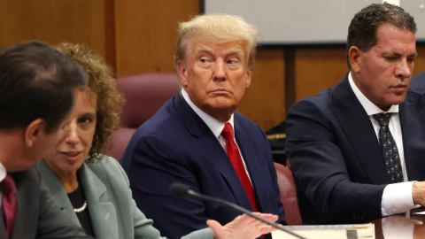 Donald Trump en la sala donde le leerás los cargos en su contra