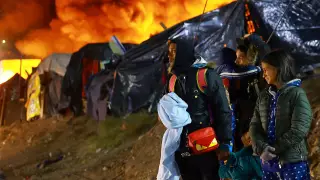 ninos_migrantes_campamento_chihuahua_incendio_mujer_llorando_hombre_cargando_bebe