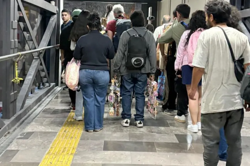 Usuarios esperan transporte de apoyo por obras en la Línea 2
