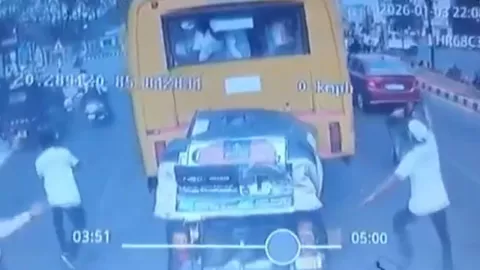 Impactante choque en semáforo: cámara capta muerte de chofer en Bhubaneshwar