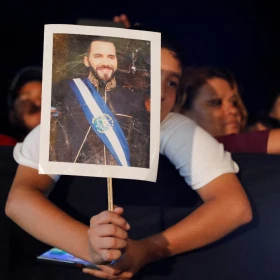 El Salvador modifica su Constitución: Bukele podrá reelegirse sin límite. Detalles de la reforma, sus alcances y reacciones.