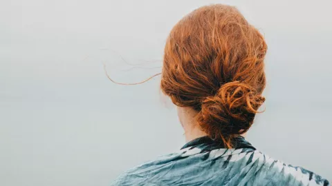 Dile adiós a las canas en 10 minutos con este tónico