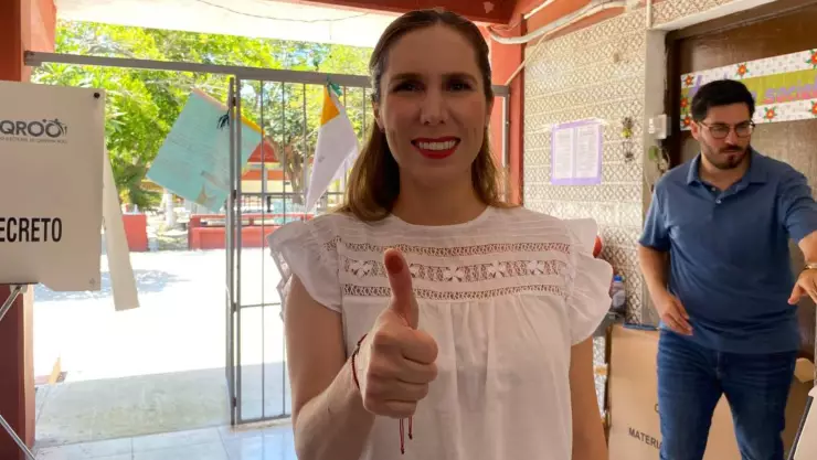 Atenea Gómez Ricalde emite su voto en Isla Mujeres