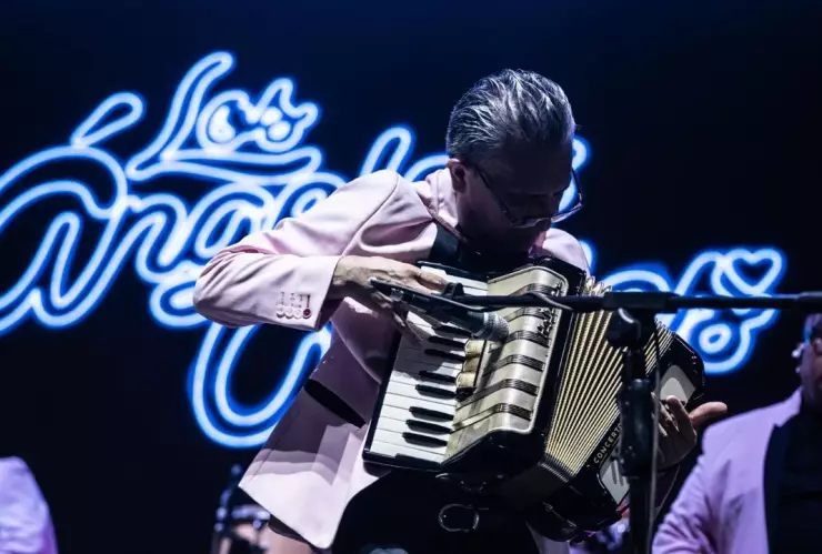 Integrante de los Ángeles Azules tocando el acordeón.