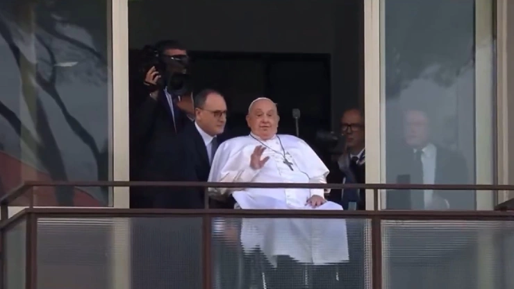 El papa asomándose por un balcón del Hospital Gemelli de Roma tras su alta médica