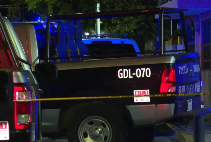 Patrulla de la policía de Guadalajara atendiendo feminicidio del 15 de septiembre de 2025.