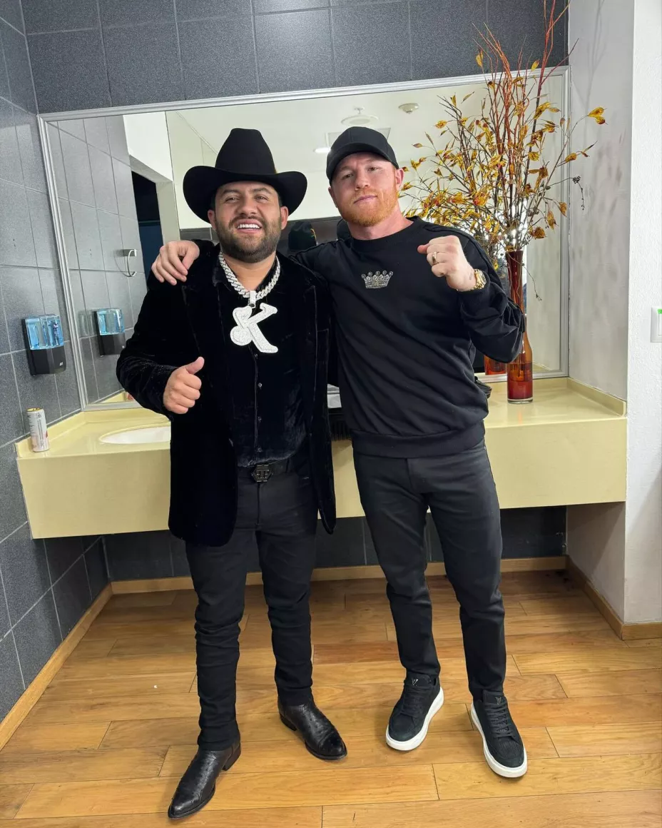 Luis R. Conriquez con el Canelo Álvarez