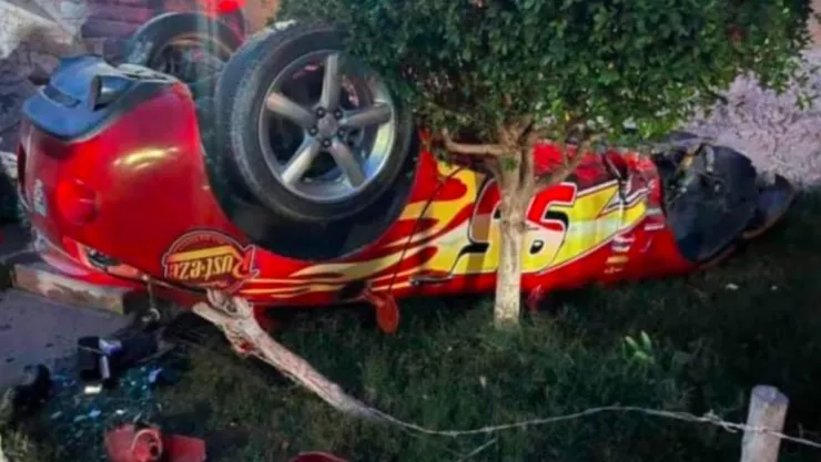 Volcadura de auto Rayo McQueen en Sinaloa