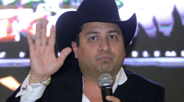 Julión Álvarez Alfredo Olivas multa narcocorridos Chihuahua Prófugos tour.jpg
