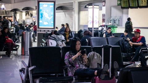 Turistas abarrotan el AICM