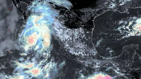 Sin clases ni transporte público tras alerta de huracán Lorena en Baja California.jpg