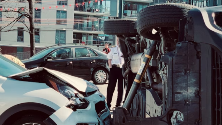 Mujer embarazada acelera tras ver que su novio recibe mensaje, se estrellan y él muere