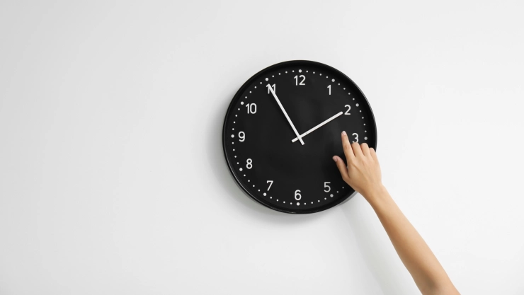 Ajuste de horario en un reloj