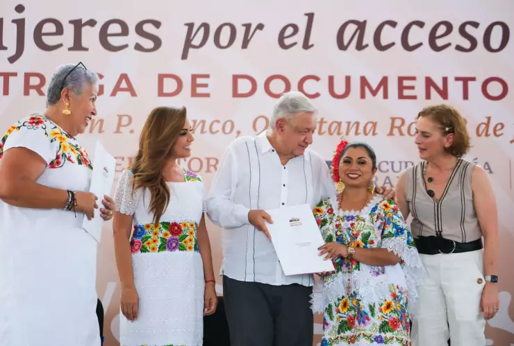 AMLO y Mara Lezama entregan documentos agrarios a mujeres en Quintana Roo