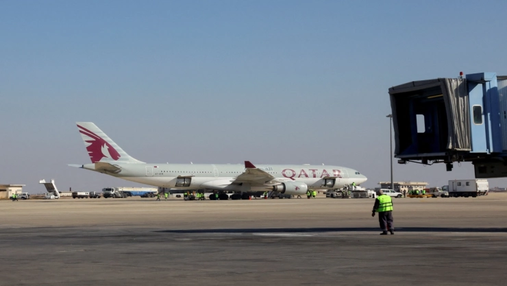 Avión de pasajeros en la pista del Aeropuerto Internacional de Damasco, Siria, tras la llegada del primer vuelo internacional después de la caída de Bashar al-Assad.